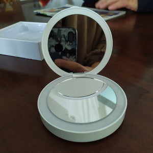 COMPACT MIRROR WITH LED LIGHT