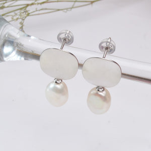 THE APHRODITE PEARL DROP EARRING