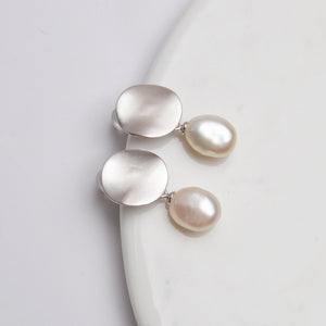 THE APHRODITE PEARL DROP EARRING